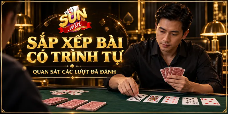 Người chơi Sâm lốc sắp xếp bài và quan sát các lượt đánh.