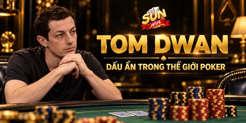 Chân dung Tom Dwan bên bàn poker với các chồng chip.